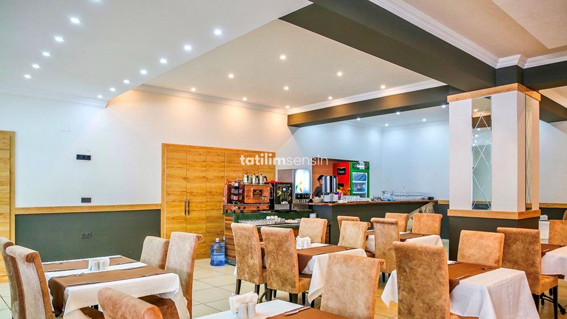 Tropical Deluxe Hotel - 8