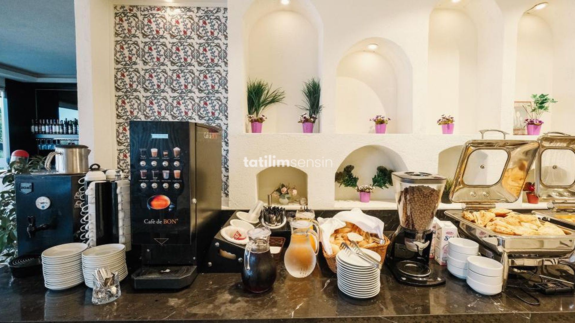 Honeymoon Beach Hotel - 5