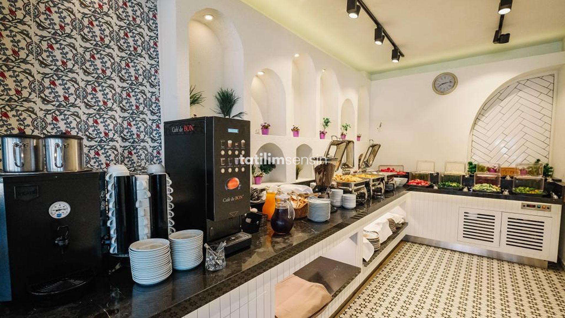 Honeymoon Beach Hotel - 8